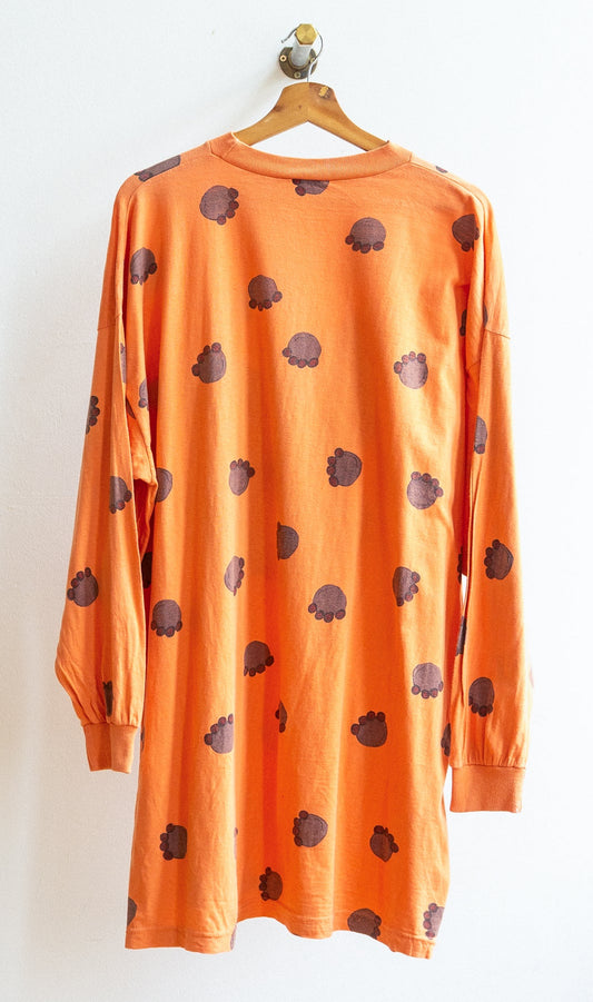 achterkant van oranje vintage pyjama met lange mouwen met afgebeelde poten van een baby-olifant