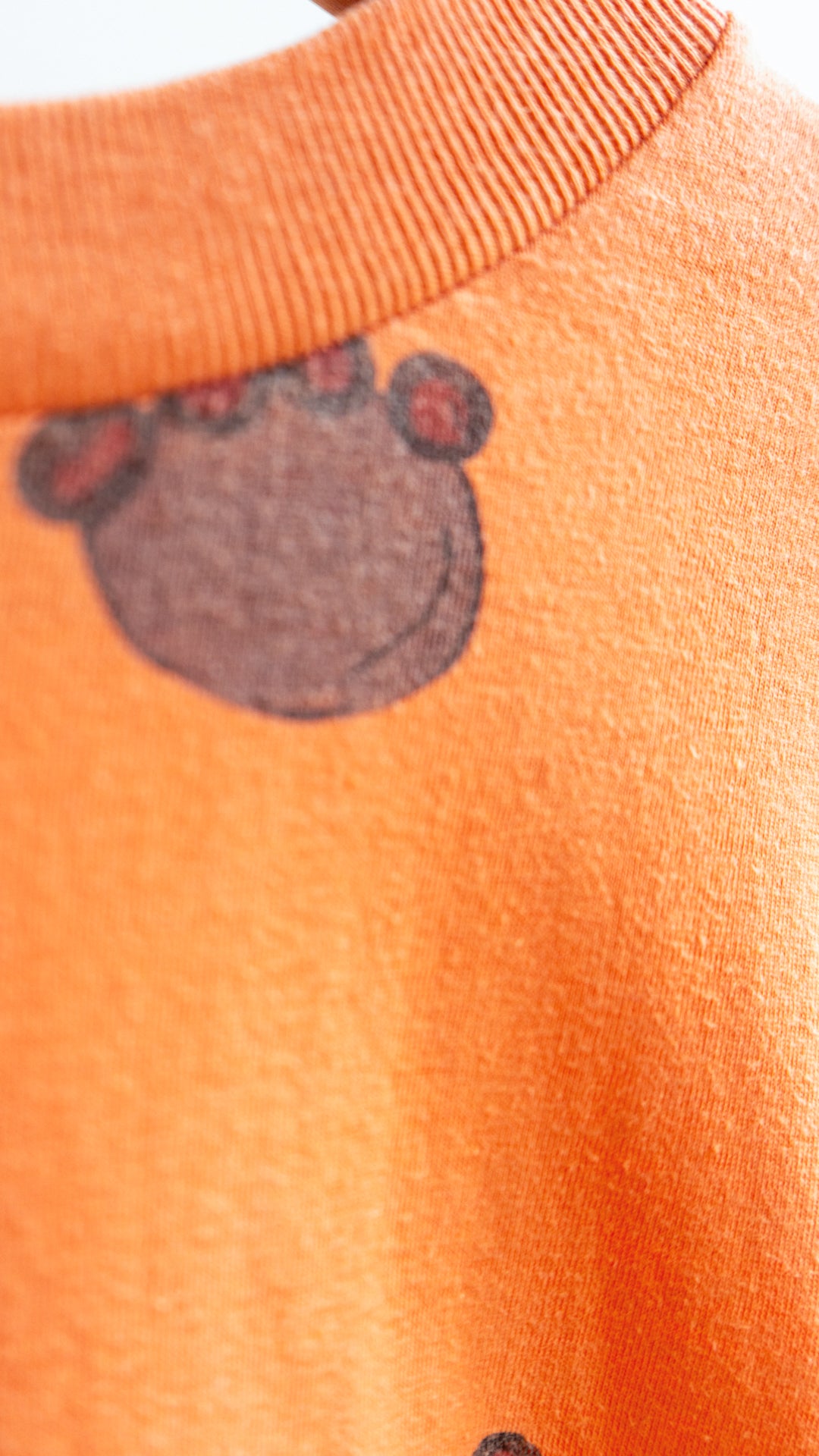 close-up oranje vintage japon met afbeelding van poot van baby olifant