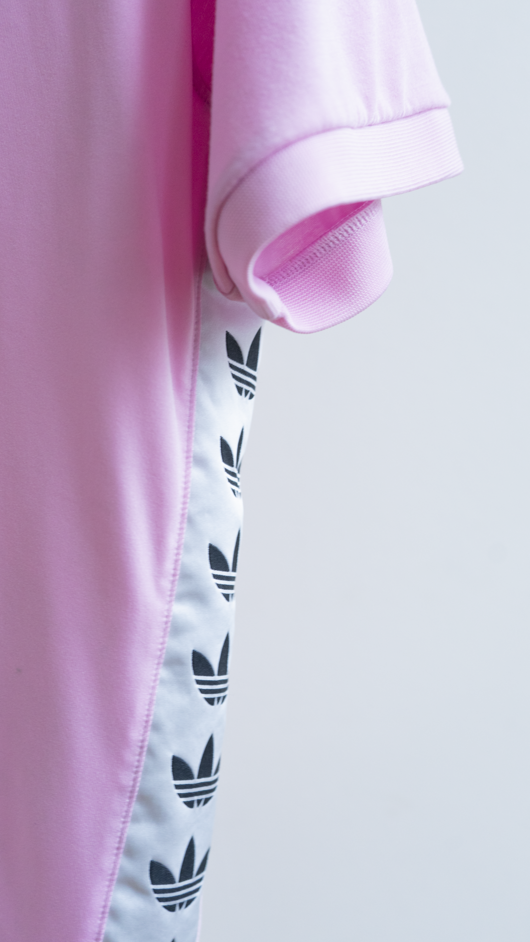 detail roze t-shirt adidas herhaald adidas logo zijstrip tshirt