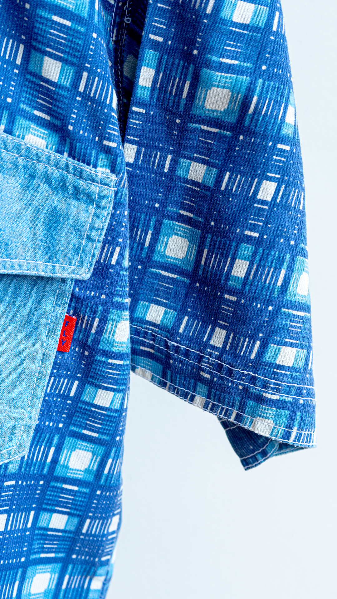 detail blauw en wit tweedehands geruit hemd Fresh Vintage