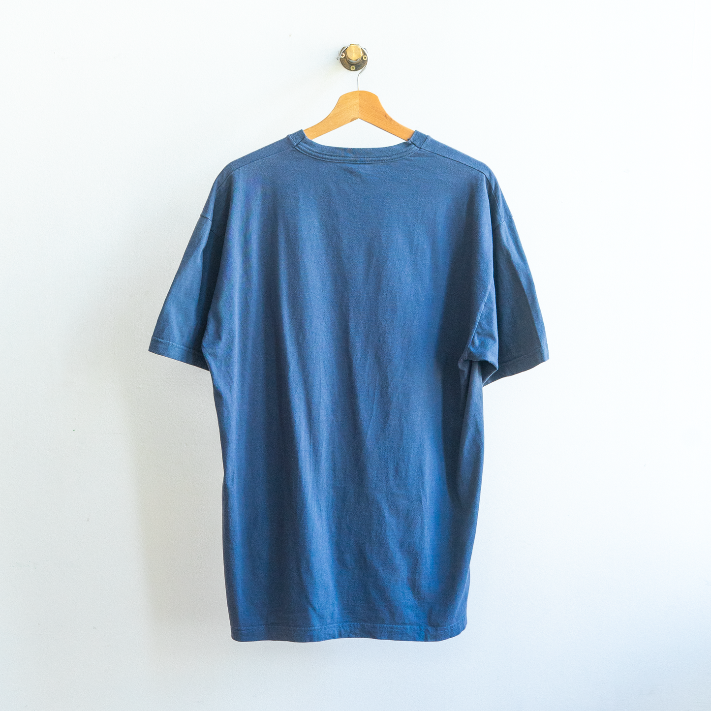 tweedehands blauwe t-shirt achterkant in effen blauw