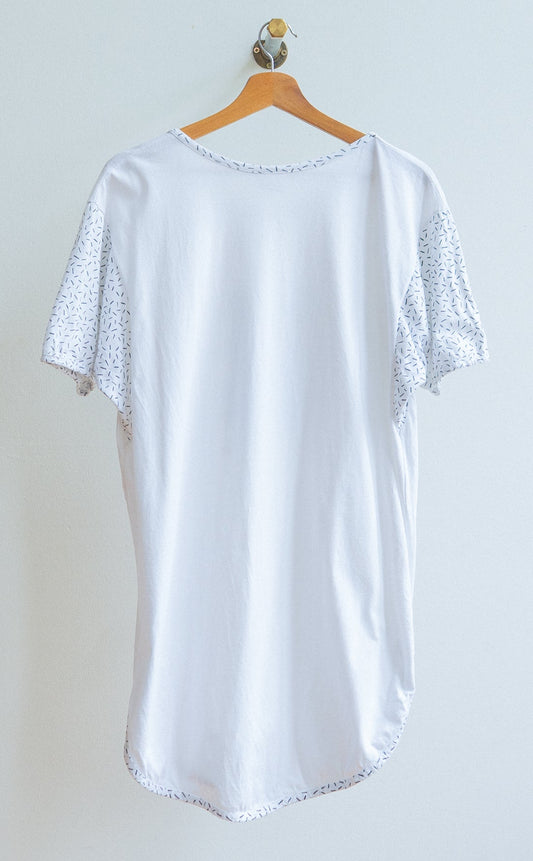 achterzijde witte t-shirt jurk uit de jaren 90 met korte mouwen