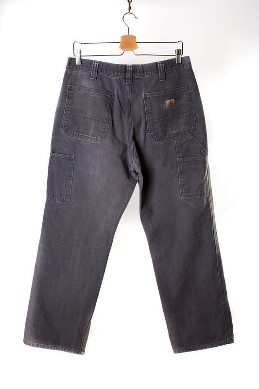 grijze-carhartt-jeans-op-kapstok