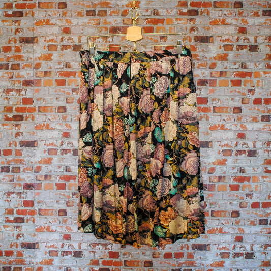 zwarte-tweedehandsrok-met-bloemenpatroon-achterkant-kleine-tirette