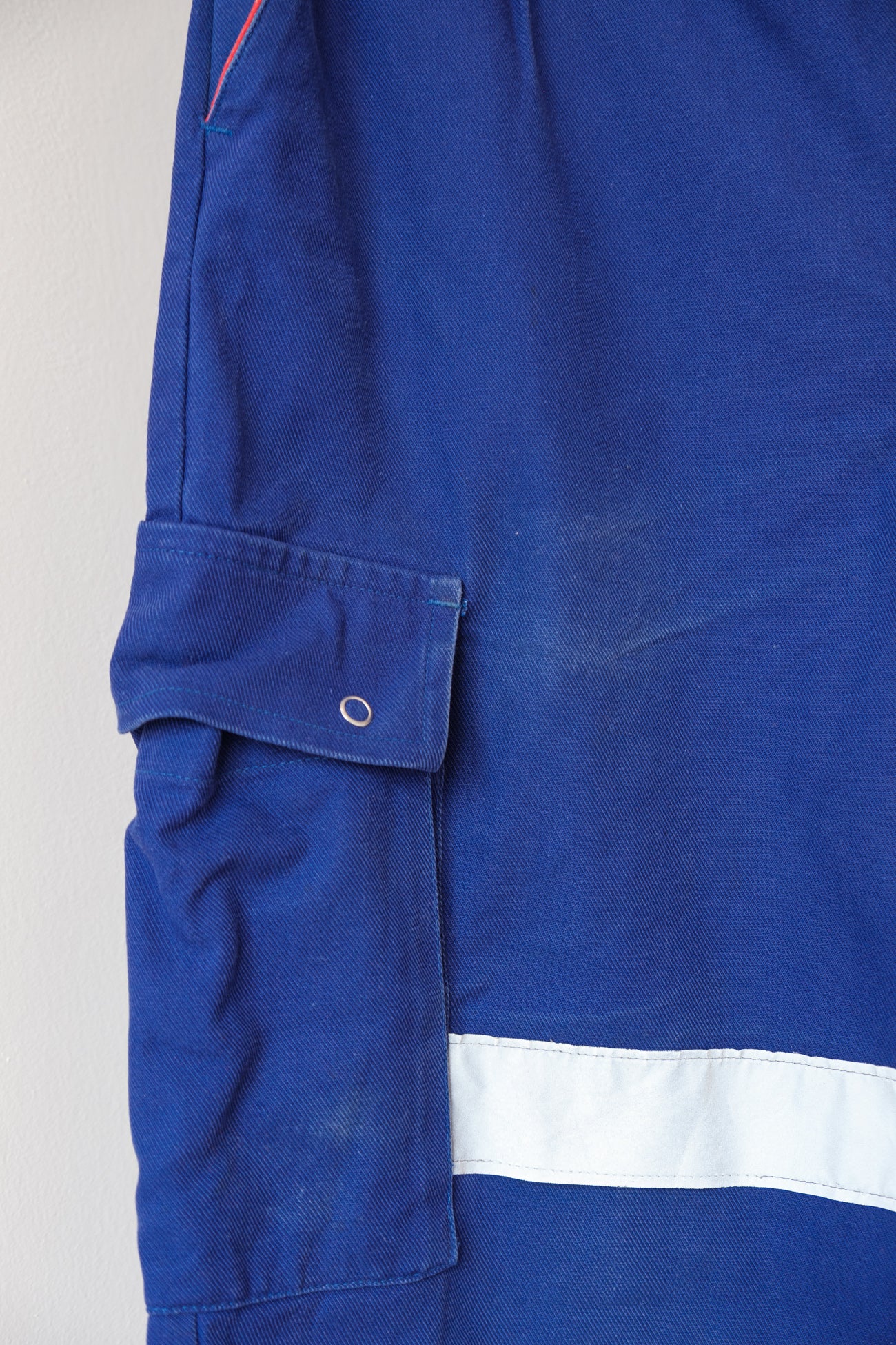 blauwe-werkbroek-detail-zak-reflecterende-strip