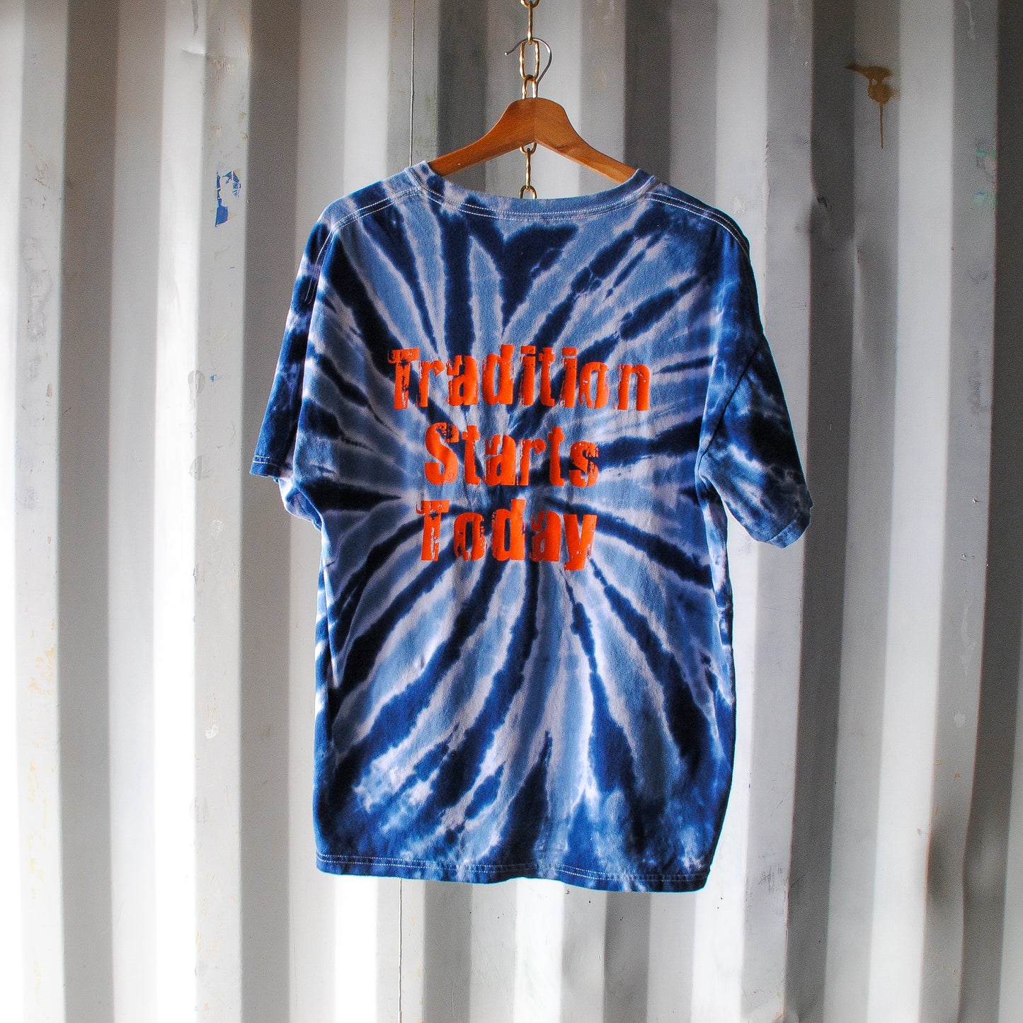 blauwe-vintage-basketbal-tie-dye-tshirt-met-tekst-tradition-starts-today