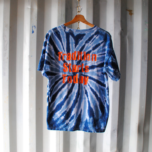 blauwe-vintage-basketbal-tie-dye-tshirt-met-tekst-tradition-starts-today