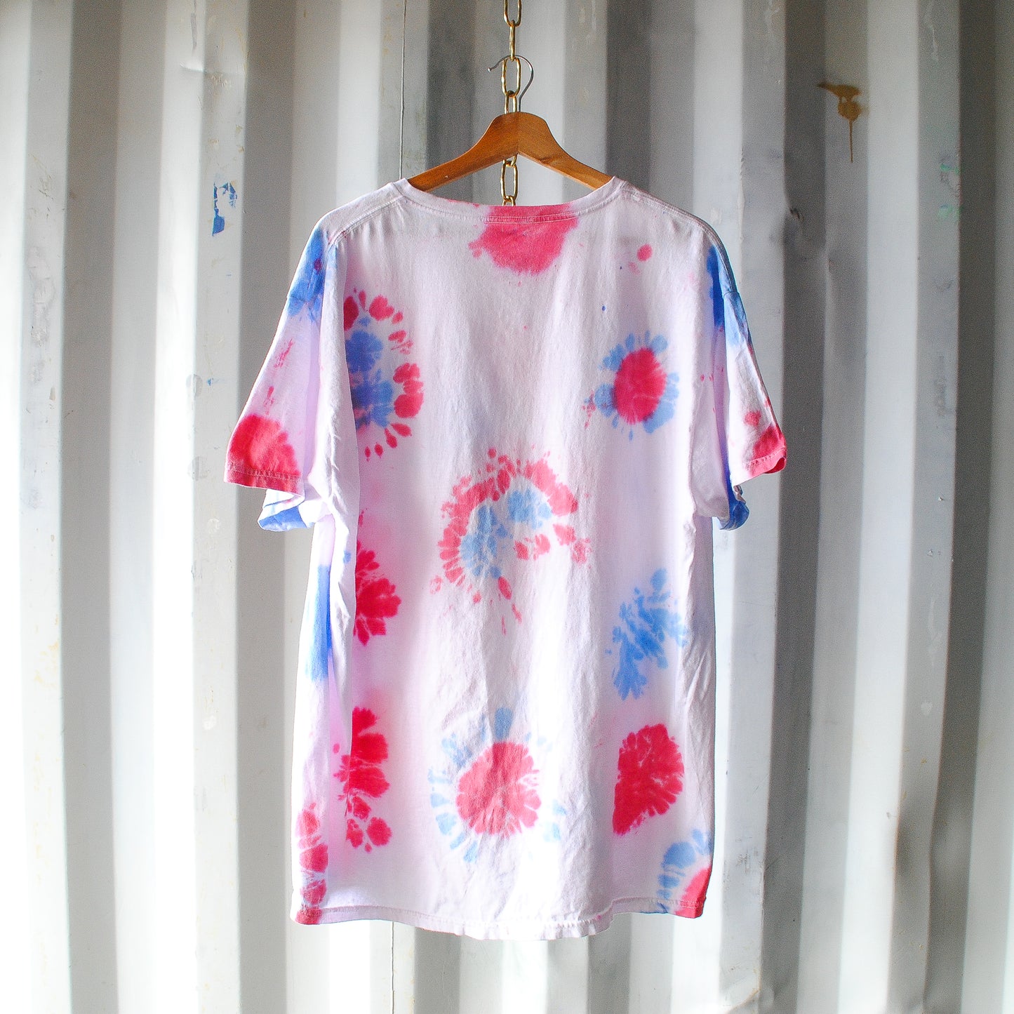 witte-tie-dye-tshirt-met-blauwe-en-roze-verf-achterkant
