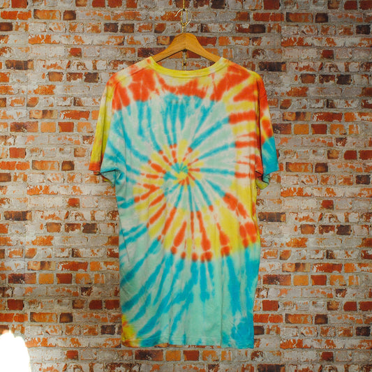 vintage woodstock tie dye tshirt in blauw geel en oranje achterkant