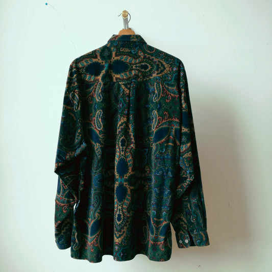 donkergroen-corduroy-hemd-met-patroon-tegen-witte-achtergrond