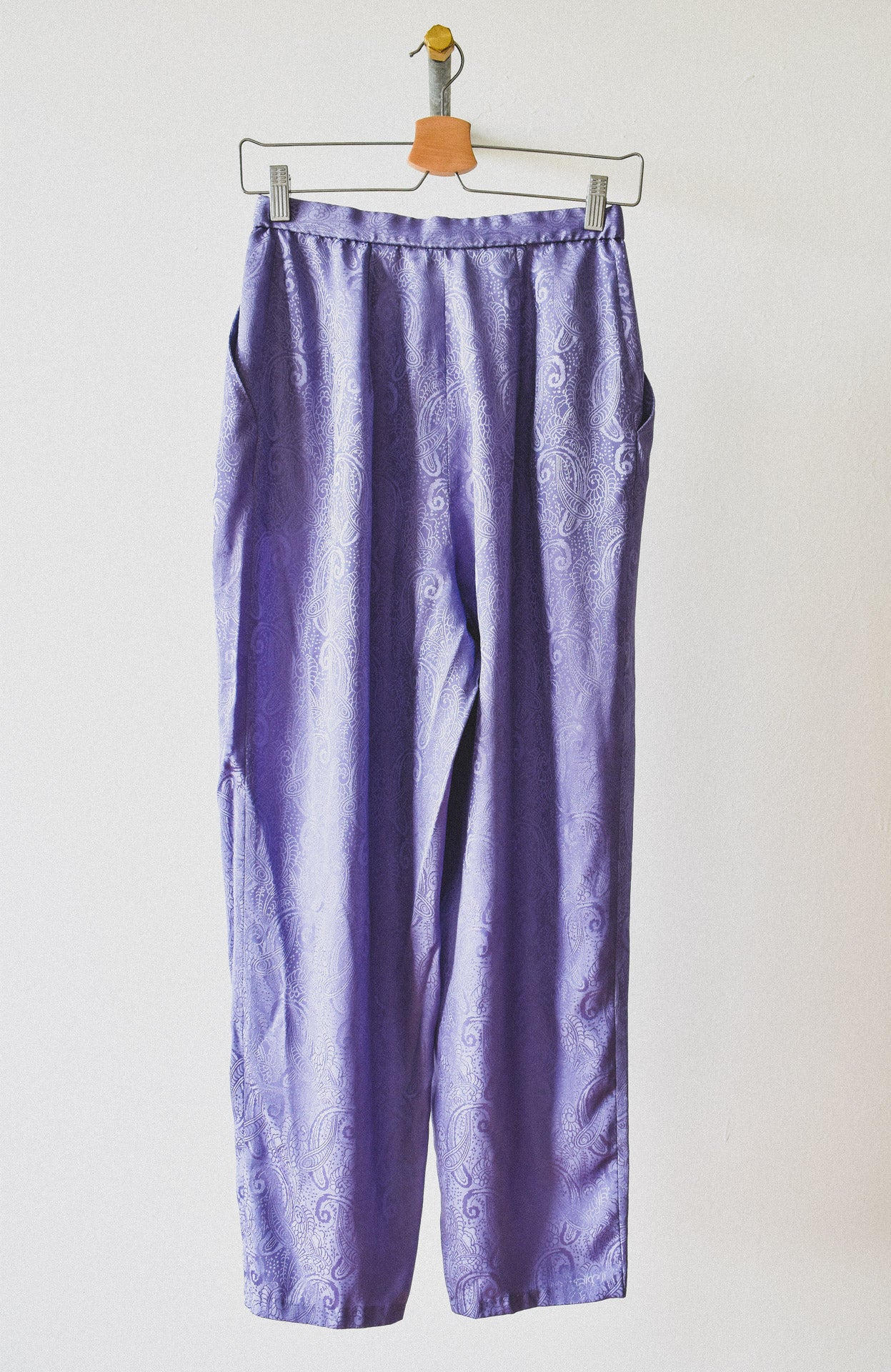 lila-geklede-broek-met-patroon