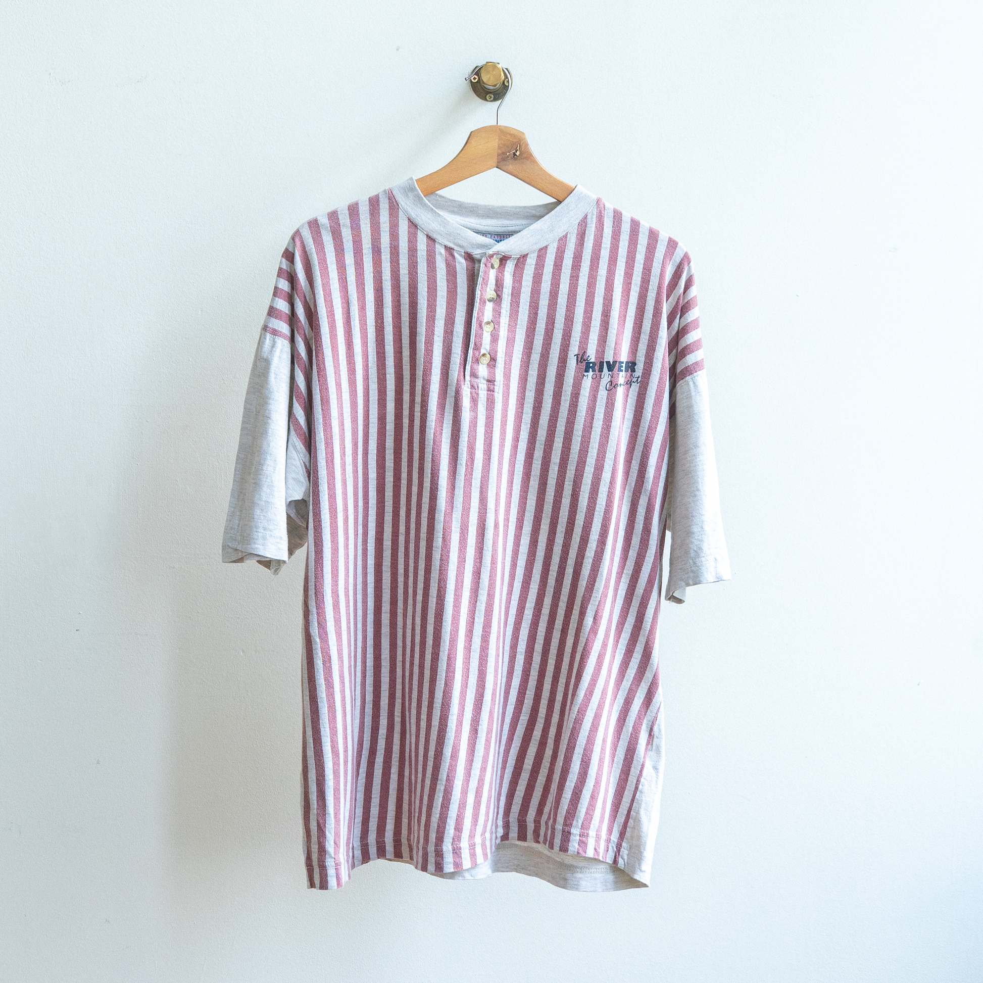 grijze 90s vintage t-shirt met rode strepen met kortere mouwen en knopen hals fresh vintage