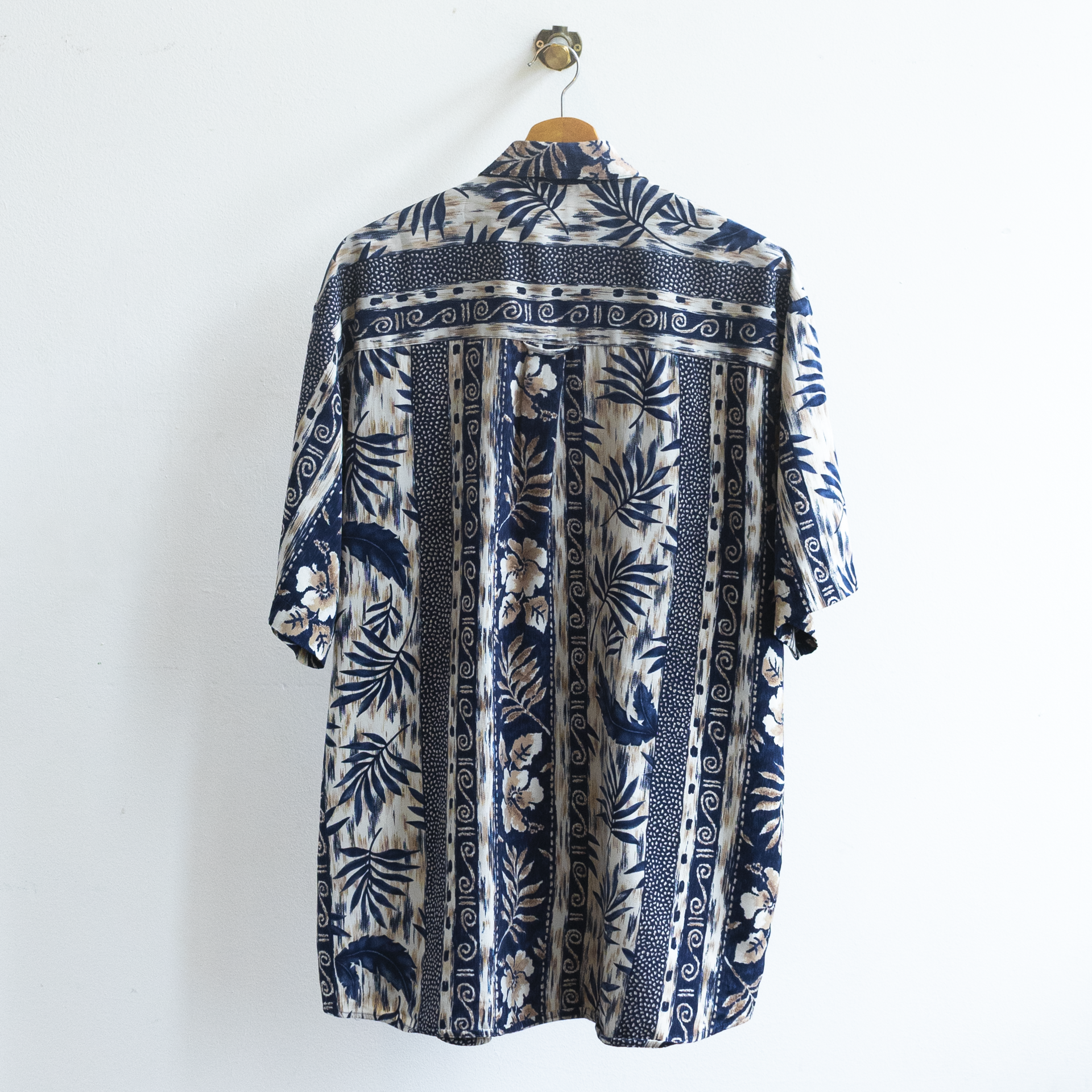 Hawaiian shirt in blue and white with a tropal pattern from the late 90s (back view).
