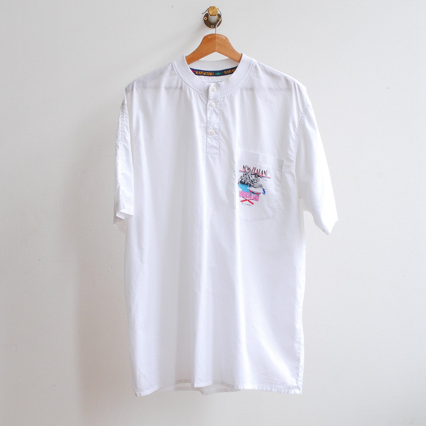 Witte Vintage T-Shirt Wakatipu Lake aan kapstok