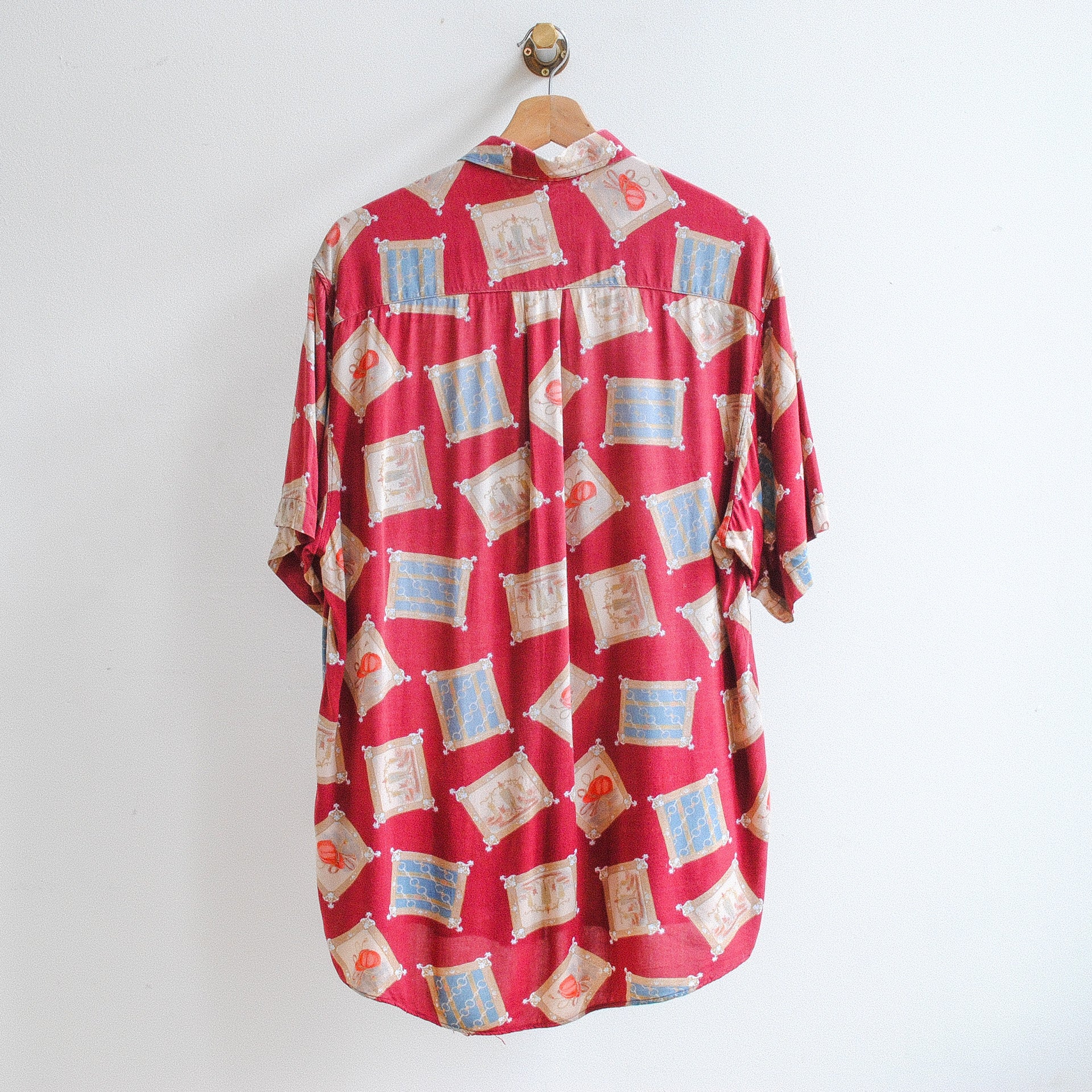 rood abstract vintage hemd met patroon van schilderijtjes collectie fresh vintage