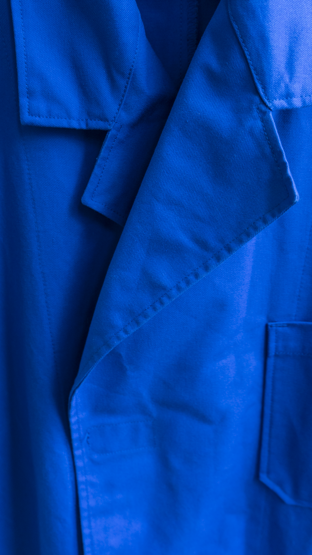detail kraag blauwe lange franse vintage werkjas