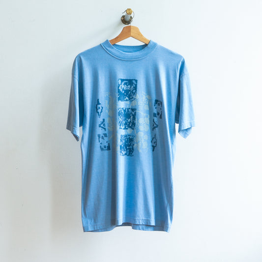 blauw tweedehands tshirt met grafish design op kapstok