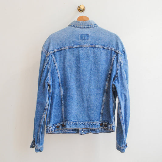 blauwe vintage levis jeansjas achterkant op kapstok
