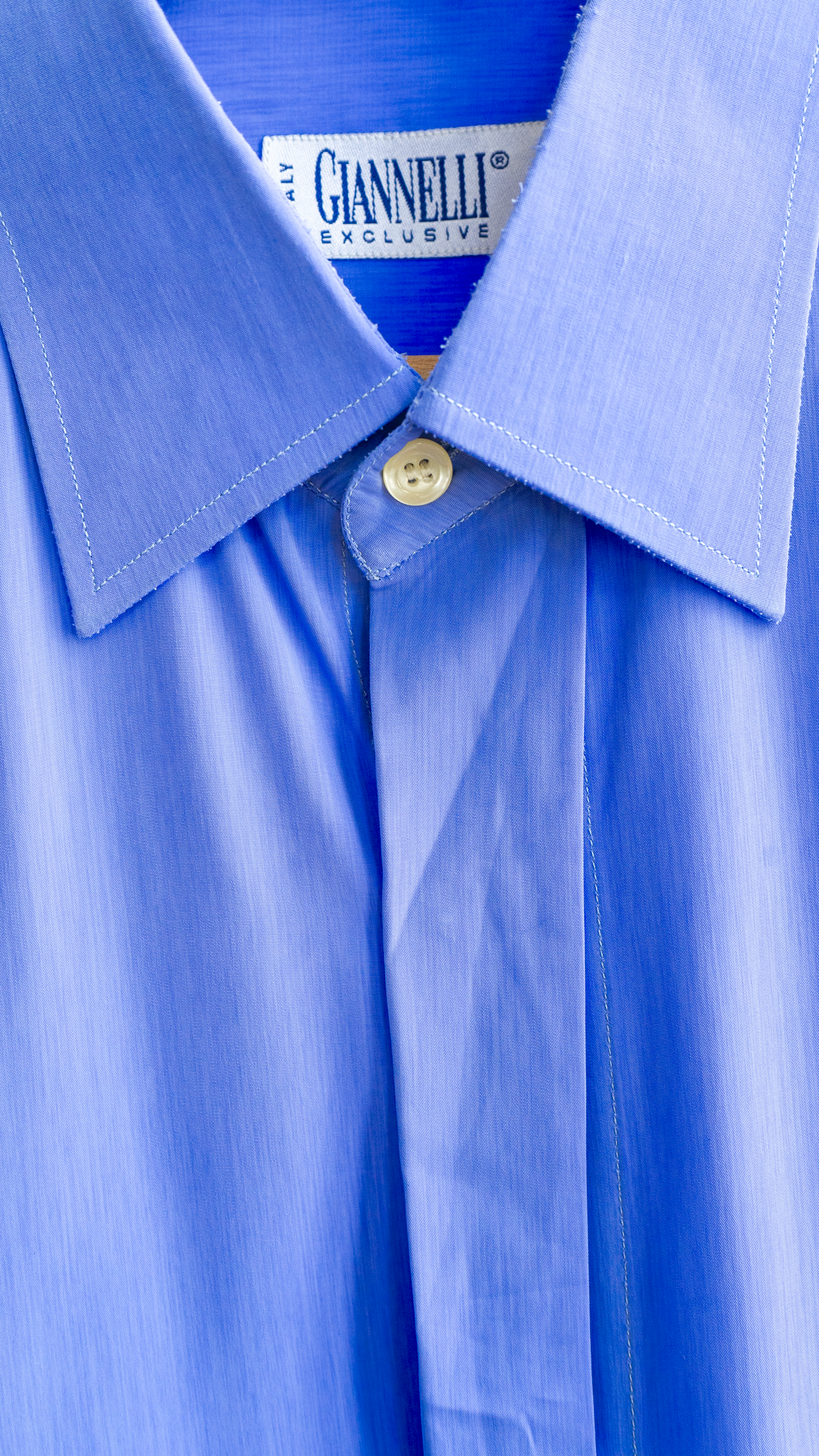 Close-up van een blauw vintage hemd met het italiaans label giannelli fresh vintage