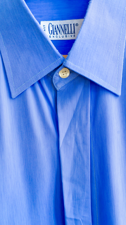 Close-up van een blauw vintage hemd met het italiaans label giannelli fresh vintage