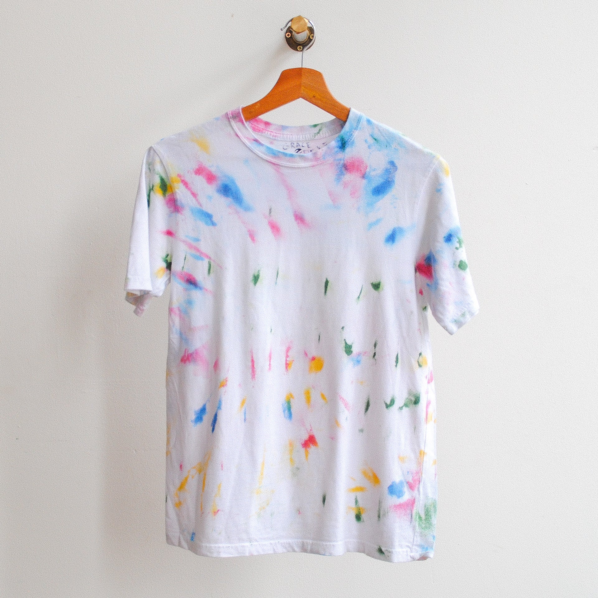 witte-tie-dye-tshirt-met-veel-kleuren