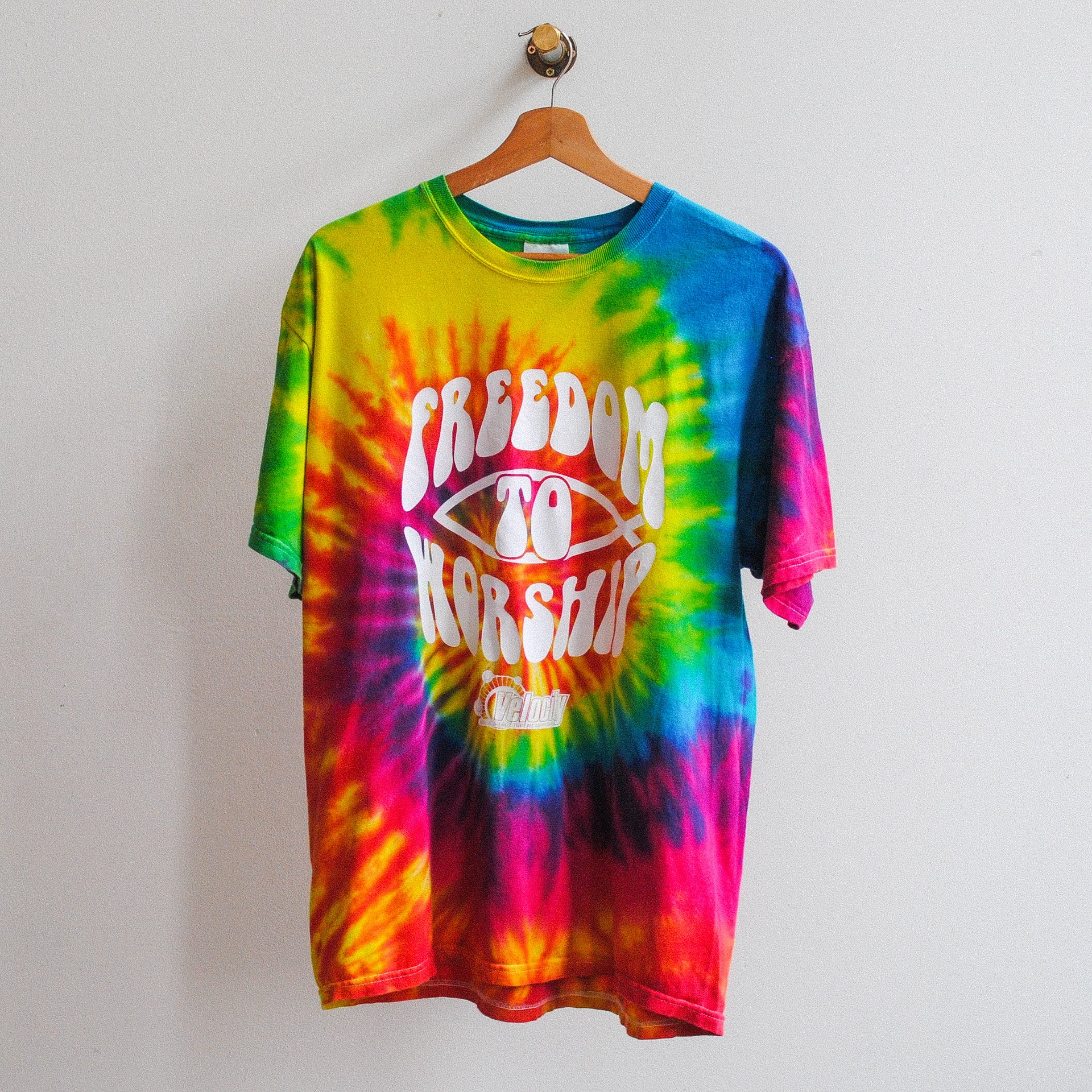 regenboog-tie-dye-tshirt-in-veel-kleuren-met-tekst-freedom-to-worship
