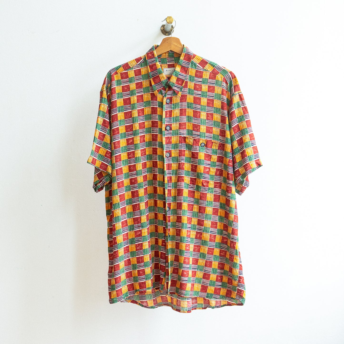 jaren 90 vintage hemd met vierkante ruiten in oranje groen bordeaux en wit merk fresh vintage aan kapstok 