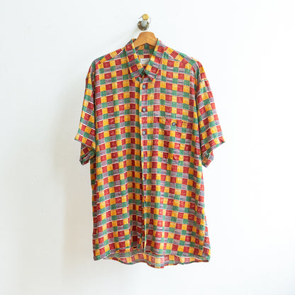 jaren 90 vintage hemd met vierkante ruiten in oranje groen bordeaux en wit merk fresh vintage aan kapstok 