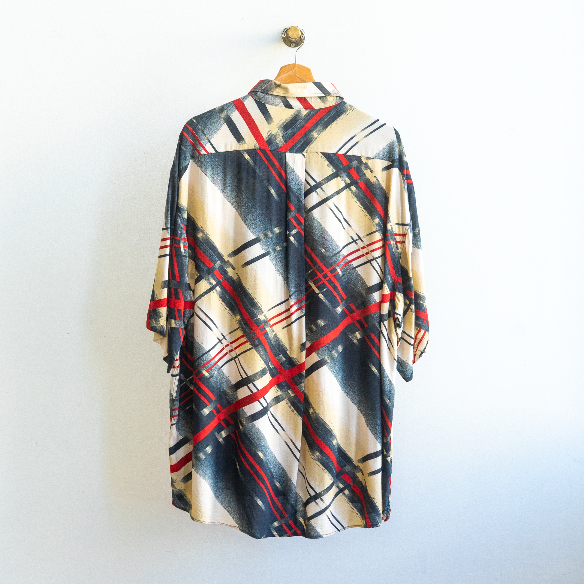 vintage hemd achterkant zwart rood beige met abstracte zwarte en rode lijnen van jaren 90