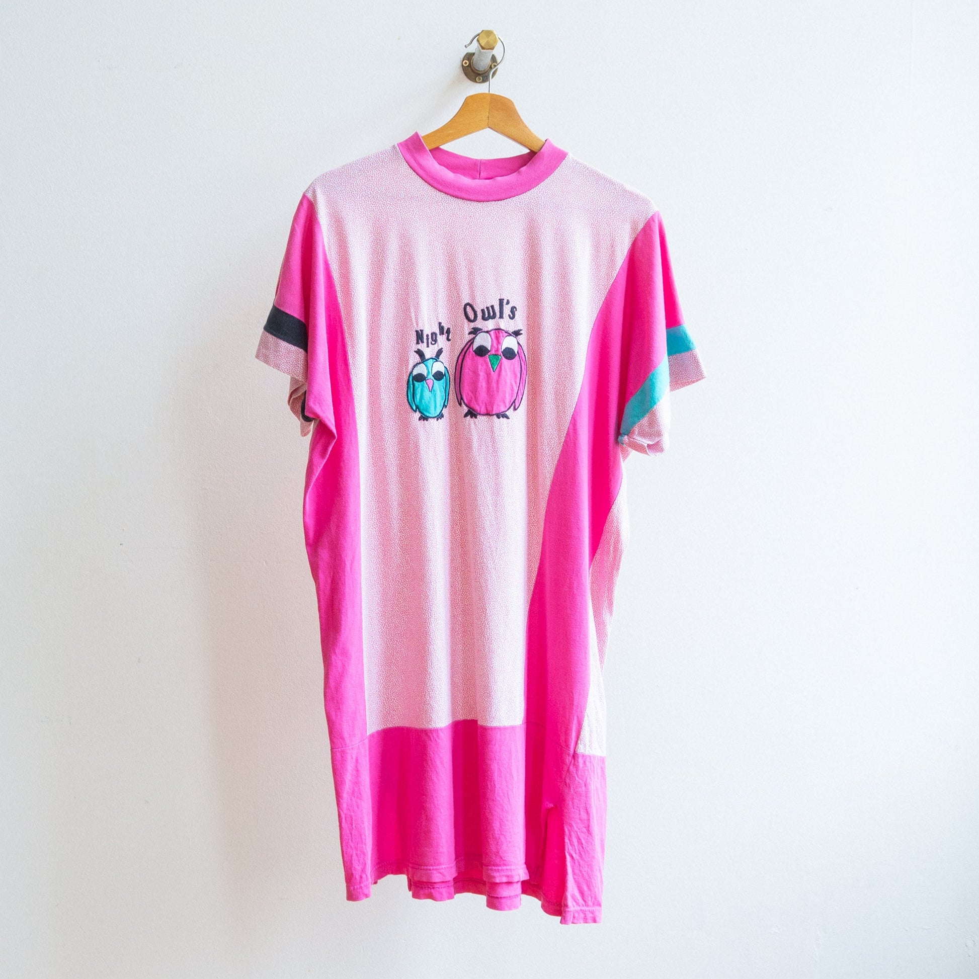 Dress or oversized t-shirt from the 80s with owl design and text nigh owls on a hanger