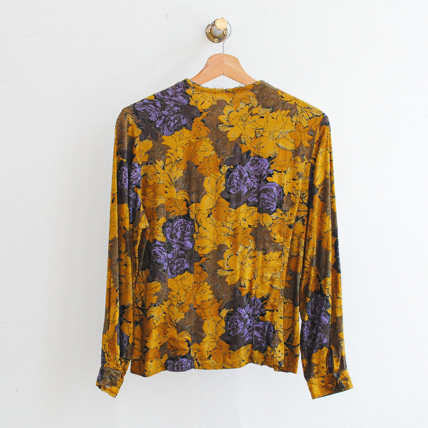 chique vintage blouse achterkant in mosterdgeel zwart en paars