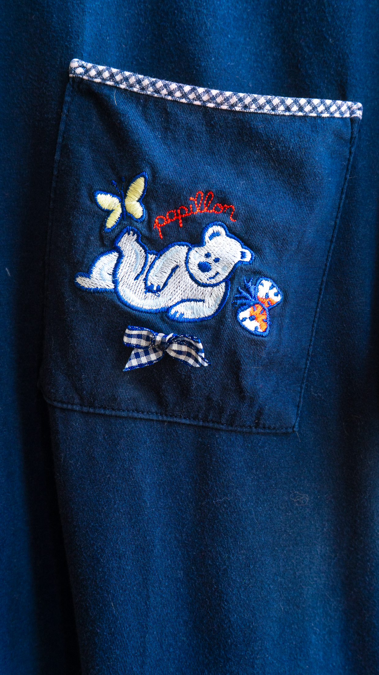 zoom-in teddybeer op borstzak vintage blauwe nachtjapon jaren 90 fresh vintage