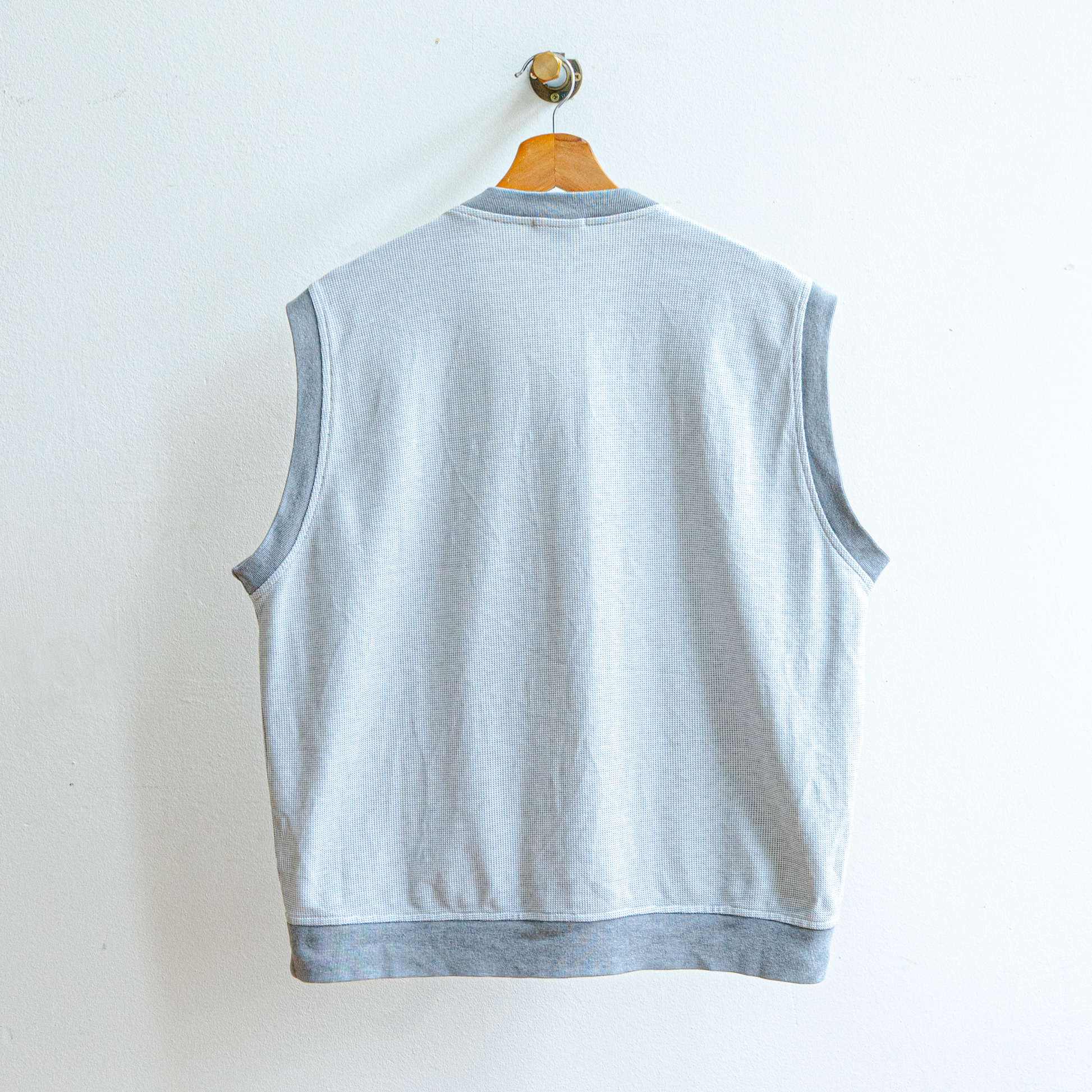 achterzijde tweedehands grijze debardeur fresh vintage