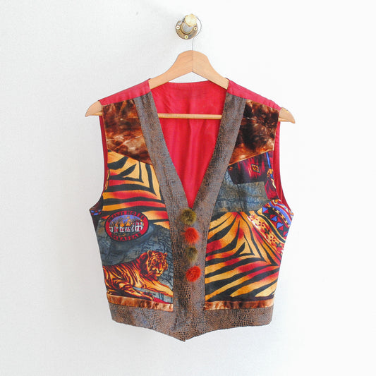 funky vintage gilet met abstract tijgerpatroon en floeren bolletjes als knopen