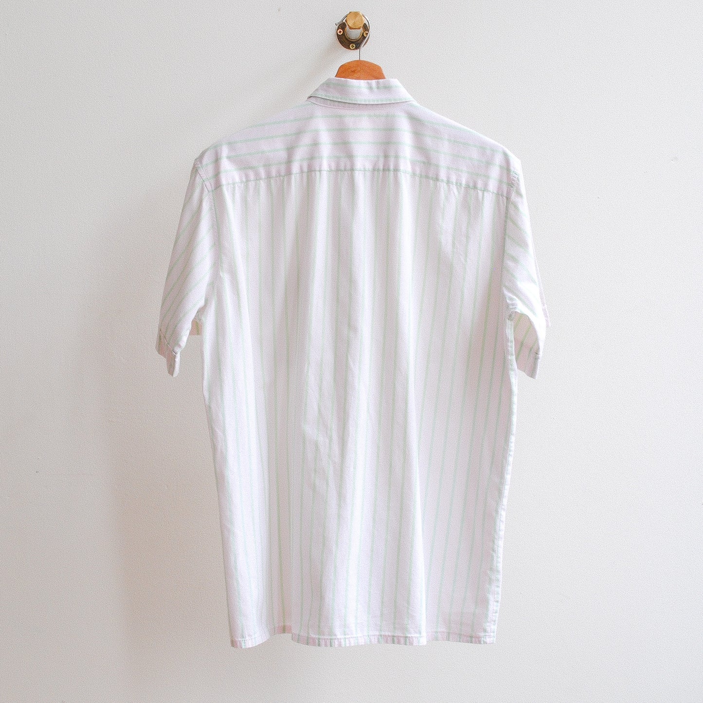 wit vintage overhemd met lichtgroene strepen achterkant