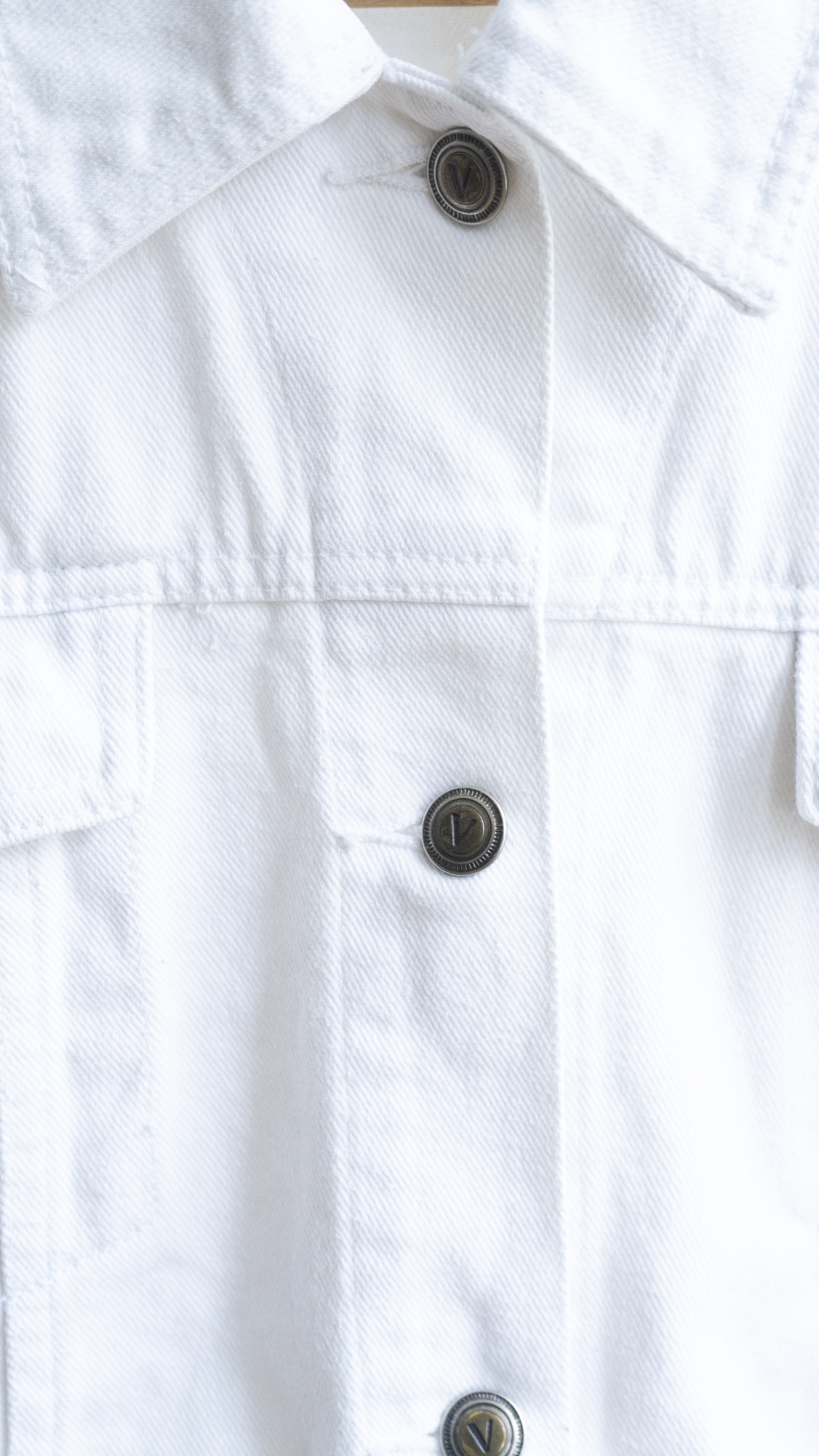 detail jaren 90 witte vintage jeansjas