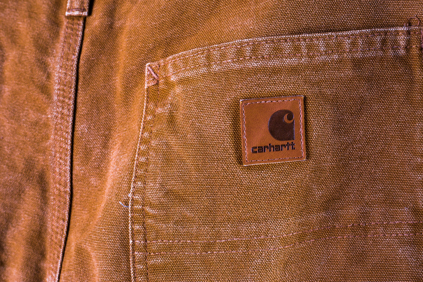 achterzak-bruin-oranje-carhartt-jeans-met-leren-logo