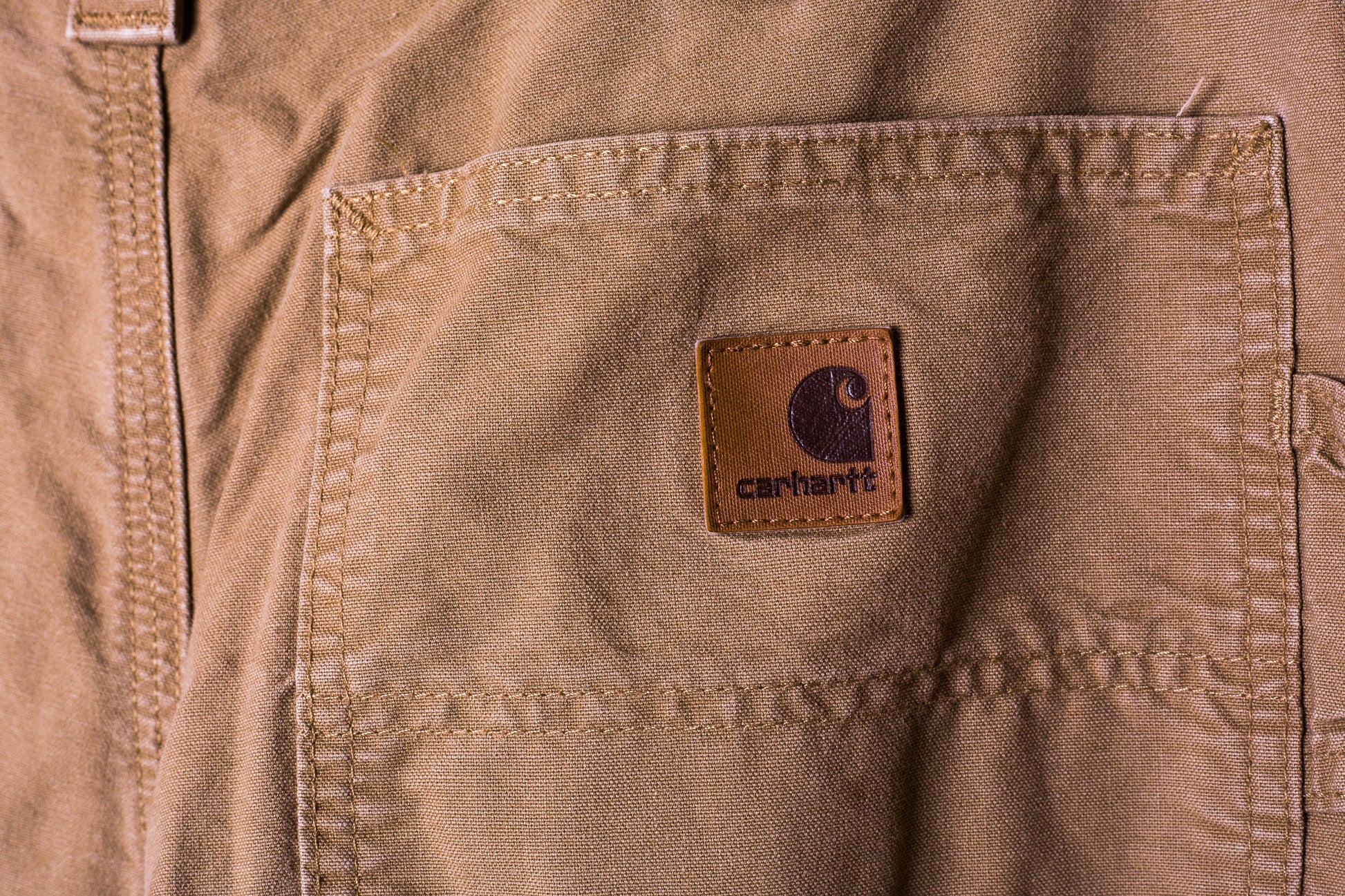 carhartt-jeans-achterzak-met-carhartt-logo-bruin
