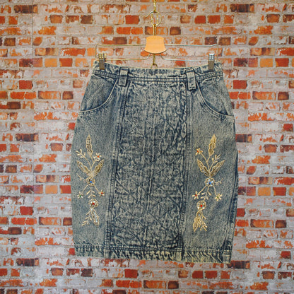 80s-of-90s-jeansrok-met-borduursel-en-edelstenen-aan-de-achterkant