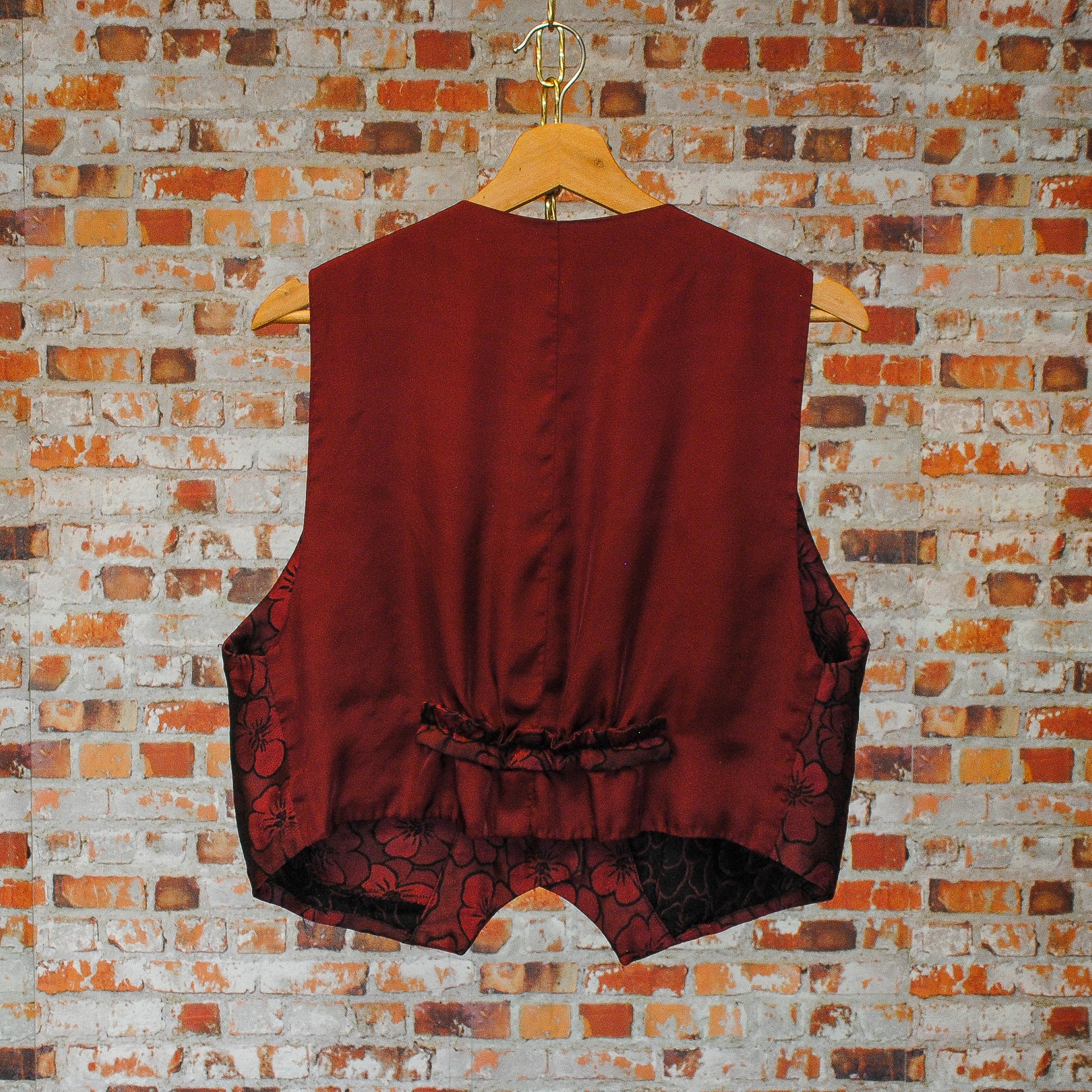 jaren-90-gilet-in-bordeaux-met-bloemen-patroon-achterkant