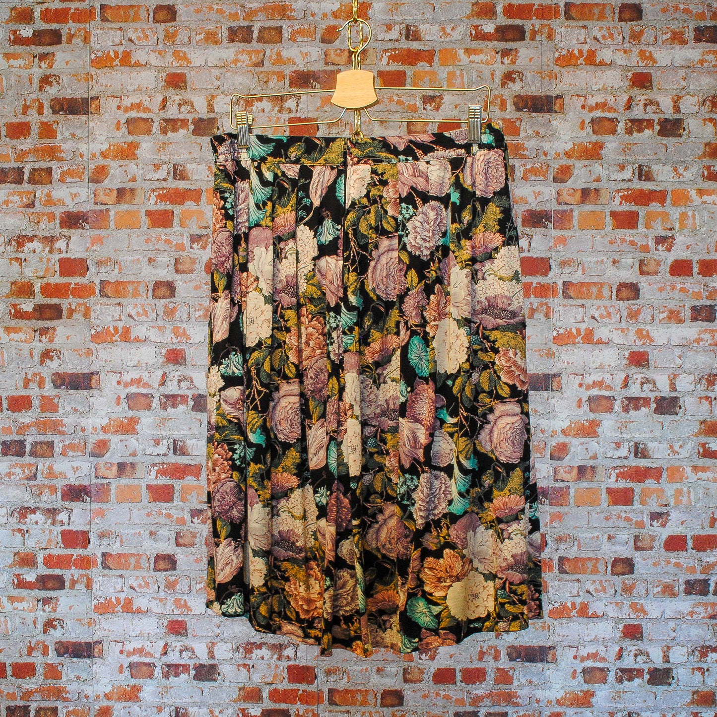 zwarte-tweedehandsrok-met-bloemenpatroon-achterkant-kleine-tirette