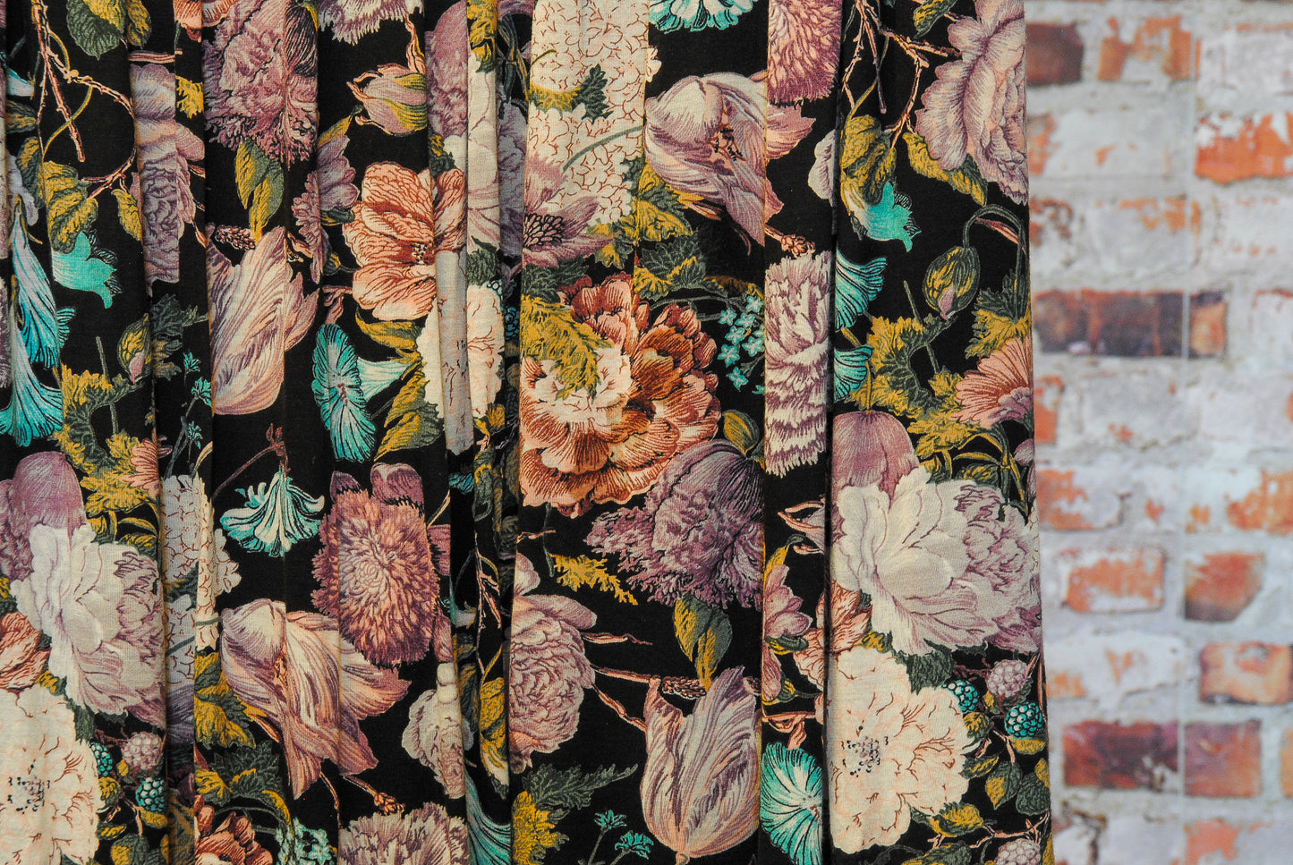 zwarte-tweedehandsrok-met-bloemenpatroon-ingezoomd