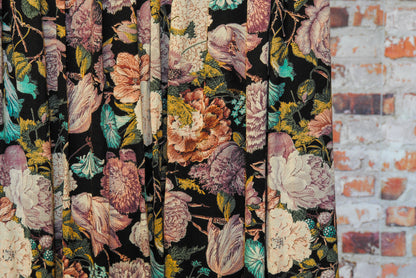 zwarte-tweedehandsrok-met-bloemenpatroon-ingezoomd