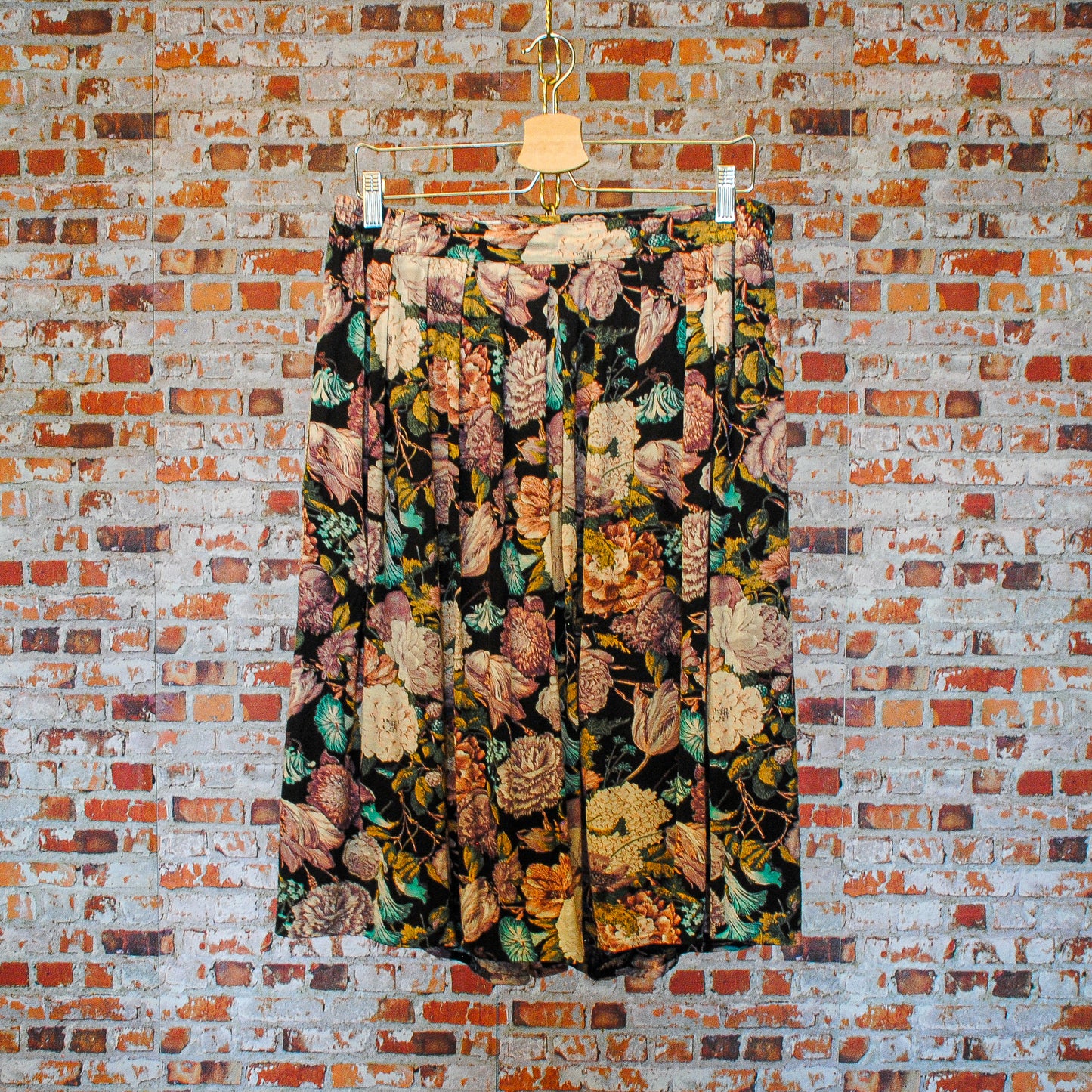 zwarte-tweedehandsrok-met-bloemenpatroon