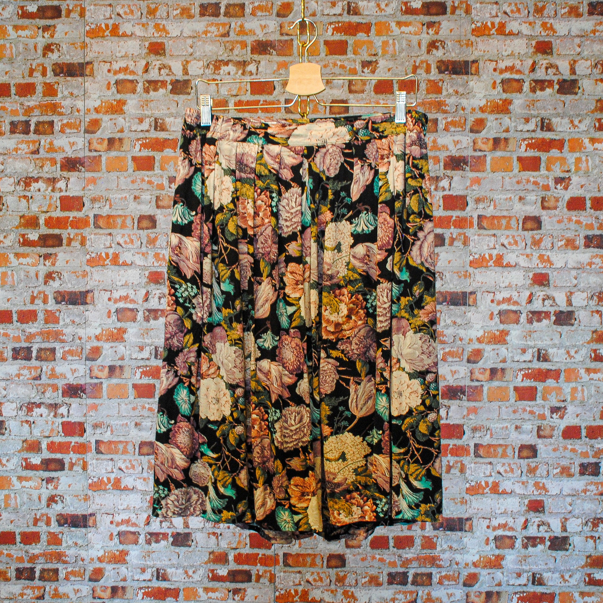 zwarte-tweedehandsrok-met-bloemenpatroon