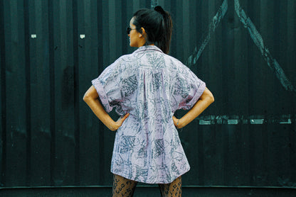 achterkant-paars-vintage-hemd-model-voor-container-met-handen-in-zij