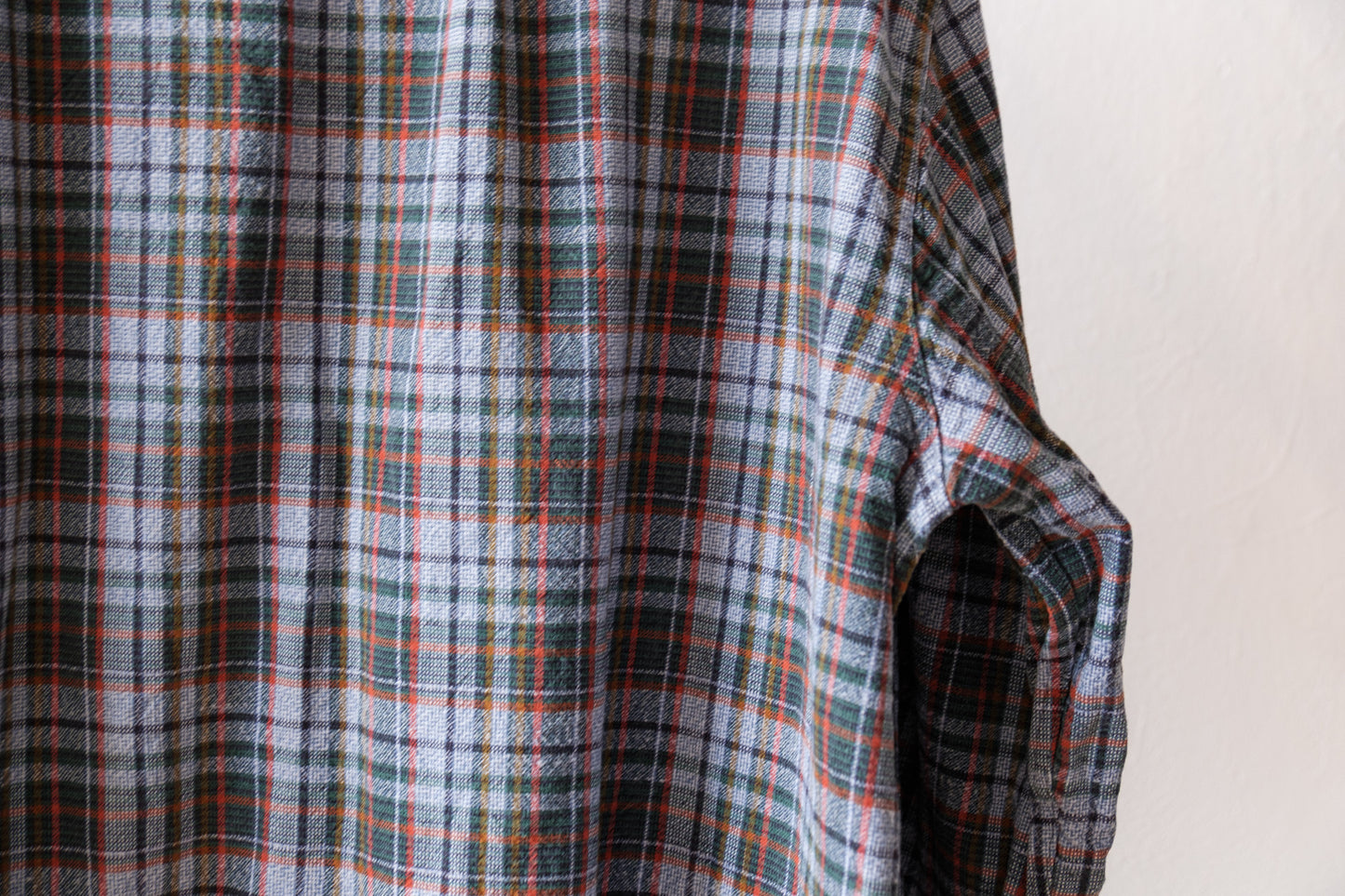 detail-stof-grijs-paars-karo-hemd-met-groene-en-rode-lijnen