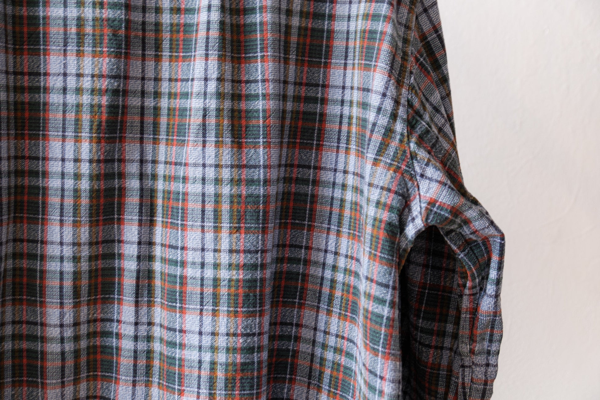 detail-stof-grijs-paars-karo-hemd-met-groene-en-rode-lijnen