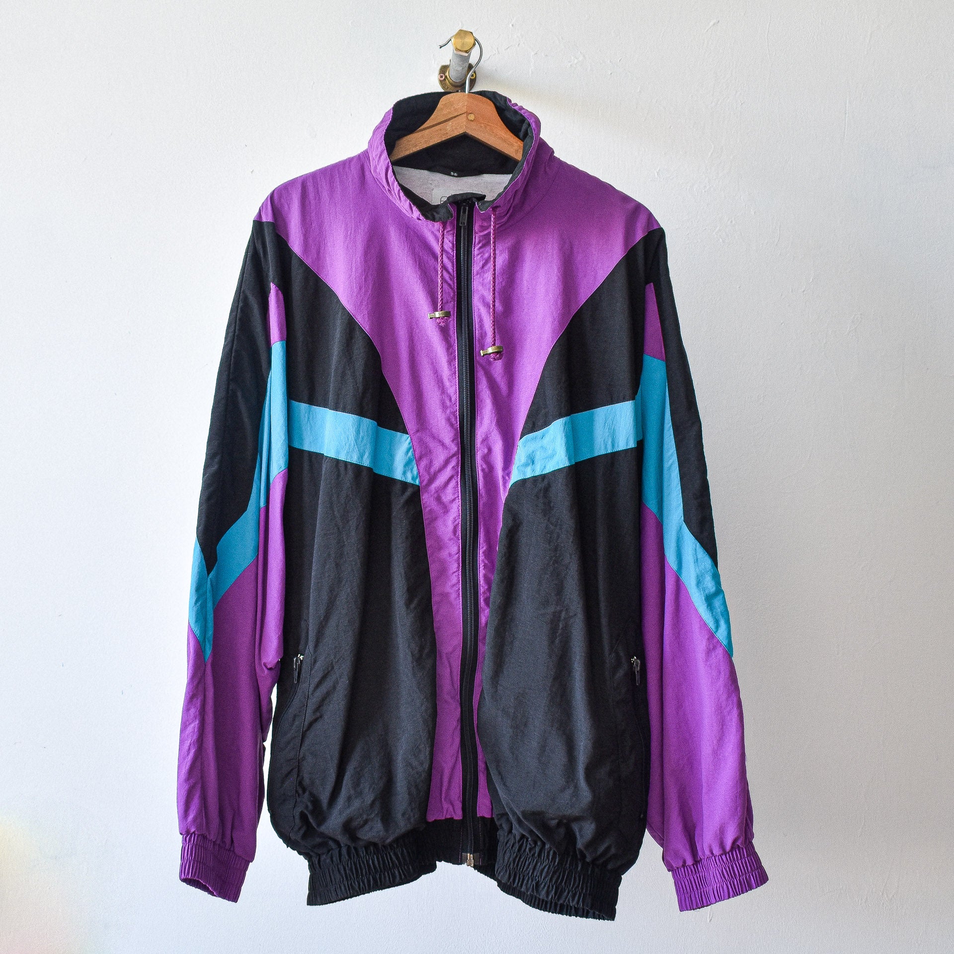 vintage-trainingsvest-in-paars-en-zwart