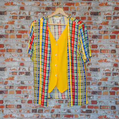 kleurig-vintage-hemd-in-gele-gilet-en-prettige-clownkleuren-als-overhemd-een-geheel